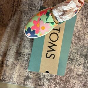 Toms flower pattern alpargatar shoes size 10